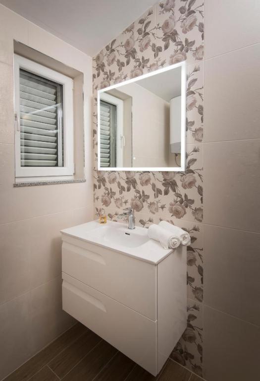 Villa J&J Apartments Residence With Swimming Pool Podstrana Exterior foto