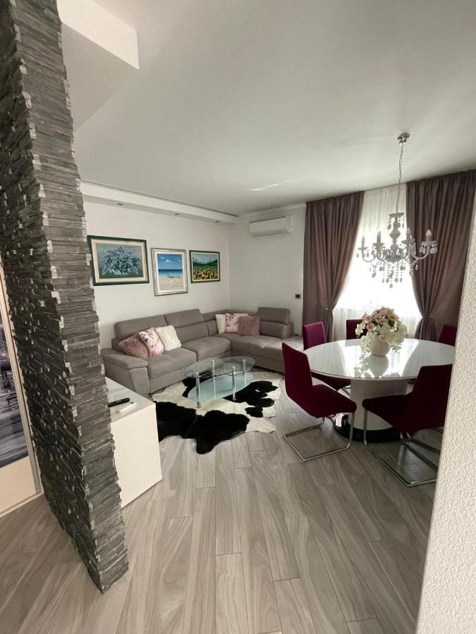 Villa J&J Apartments Residence With Swimming Pool Podstrana Exterior foto