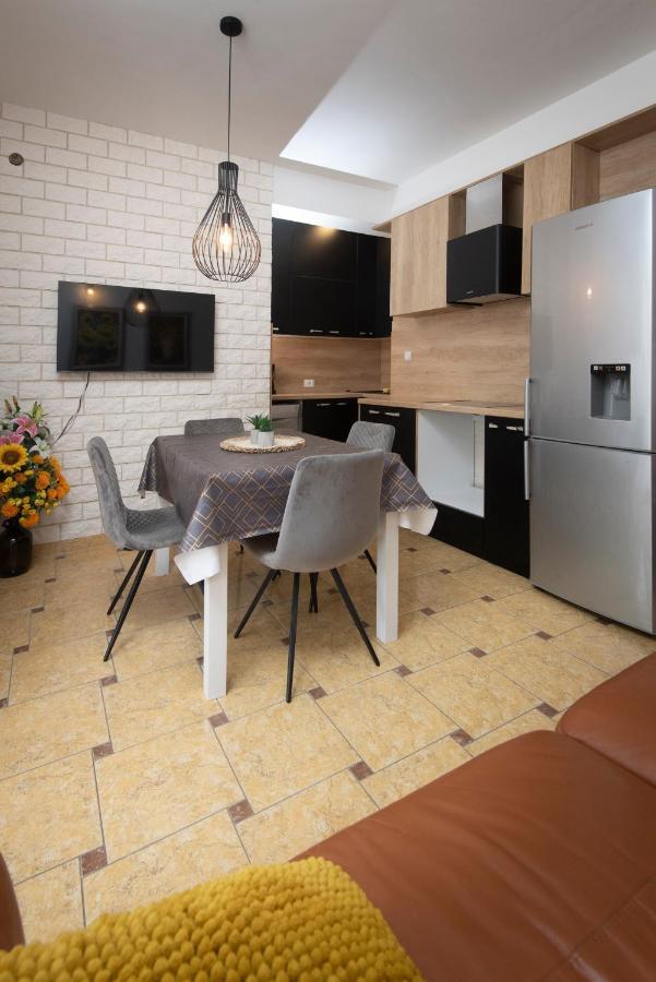 Villa J&J Apartments Residence With Swimming Pool Podstrana Exterior foto